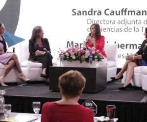 Panel Mujeres Desafiantes sin Límites: (De izq. a der.) Maribel Lieberman, Sandra Cauffman, Glenda Umaña e Ilya Espino. Foto Salvador Meléndez