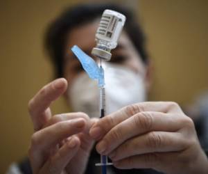 Una enfermera llena una jeringa con la vacuna AstraZeneca Covid-19 durante una campaña de vacunación masiva para personas de 50 a 55 años en Vigo, noroeste de España, el 13 de marzo de 2021. (Foto de MIGUEL RIOPA / AFP)