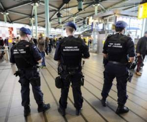 El aeropuerto de Bruselas ha sido tomado por la policía tras los atentados de hoy. (Foto: AFP).