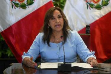 Dina Boluarte también se encuentra investigada por presunto enriquecimiento ilícito en el caso 'Rolexgate' al haber supuestamente recibido regalos suntuosos (Photo by ERNESTO BENAVIDES / AFP)