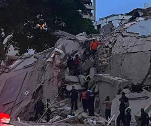 Varios edificios cedieron tras el fuerte estremecimiento que duró varios minutos. (Foto: DW/AFP)
