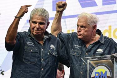 <i>El expresidente y candidato presidencial panameño Ricardo Martinelli (R) y el candidato vicepresidente José Raúl Mulino participan en un mitin político en la ciudad de Panamá el 3 de febrero de 2024. FOTO MARTÍN BERNETTI / AFP</i>