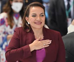 <i>La presidenta electa de Honduras, Xiomara Castro, hace un gesto tras juramentar durante su ceremonia de investidura en Tegucigalpa, el 27 de enero de 2022. - ARCHIVO E&amp;N</i>