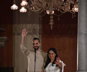 <i>Nayib Bukele, junto a su esposa, Gabriela de Bukele. Este es el momento en el que el actual presidente, con licencia en el cargo, se autoproclamó ganador, en un discurso dado desde el Palacio Nacional de El Salvador. FOTO YURI CORTEZ / AFP</i>