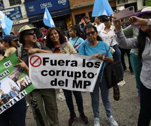 <i>La gente participaba en una manifestación para exigir la renuncia de la Fiscal General Consuelo Porras y del fiscal Rafael Curruchiche, acusados ​​de generar una crisis electoral, en la Ciudad de Guatemala, el 25 de agosto de 2023. (Foto de JOHAN ORDÉREZ / AFP/ ARCHIVOS)</i>