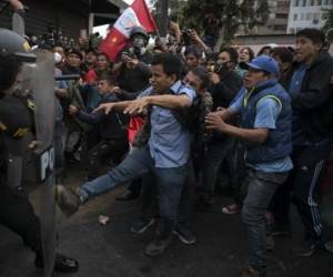 Se reinician protestas en Perú pidiendo adelanto de elecciones y renuncia de Boluarte