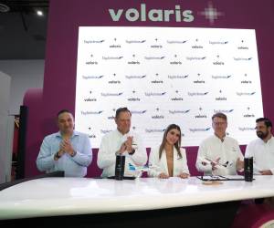 Enrique Beltranena, Presidente Ejecutivo y Director General de Volaris, y Marcela Toriello, Presidenta y CEO de TagAirlines, firmaron esta alianza. Foto cortesía
