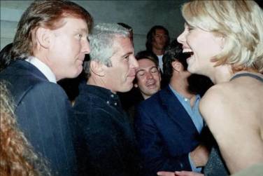 <i>Fotografía del presidente de los Estados Unidos, Donald Trump (i), hablando con una mujer junto a Jeffrey Epstein. EFE/Oversight Dems</i>