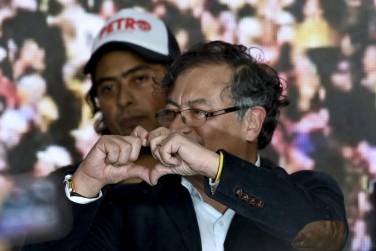 <i>(ARCHIVOS) El candidato presidencial colombiano por la coalición Pacto Histórico, Gustavo Petro, hace la forma de un corazón, acompañado de su hijo Nicolás Petro, mientras celebra en la sede del partido en Bogotá el 29 de mayo de 2022, el día de las elecciones. El presidente colombiano, Gustavo Petro, dijo el 29 de julio de 2023 que su hijo Nicolás había sido arrestado por cargos de lavado de dinero y enriquecimiento ilícito en un escándalo relacionado con la campaña electoral de Petro. (Foto por YURI CORTEZ / AFP)</i>