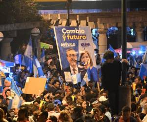 <i>Los partidarios del candidato presidencial guatemalteco por el partido Semilla, Bernardo Arévalo, celebran ganar la segunda vuelta de las elecciones presidenciales en la Ciudad de Guatemala el 20 de agosto de 2023. El favorito sorpresa Bernardo Arévalo fue barrido a la victoria en las elecciones presidenciales de Guatemala el domingo, con su anti- mensaje de corrupción que enciende a los votantes cansados. (Foto por Johan ORDONEZ / AFP)</i>