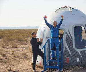 <i>Alemán formó parte de la misión NS-32 junto con Aymette Medina Jorge, profesora del Odyssey Academy en Galveston Texas; Marck Rocket, CEO de Kea Aerospace; Paul Jeris, desarrollador de bienes raíces; Jesse Williams, CEO de Car History Group; y Gretchen Green, radióloga y educadora. FOTO WEB</i>