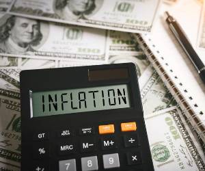 <i>En términos mensuales, la inflación subió un 0,9 % en el tercer mes del 2026, después del incremento del 0,3 % anterior. Khanchit Khirisutchalual / Getty Images/iStockphoto</i>
