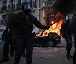 <i>Los mayores incidentes de esta jornada se registraron en Francia, donde fueron incendiados automóviles y edificios públicos. (Foto: EFE)</i>