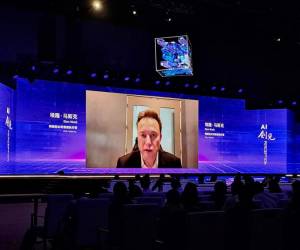 <i>El CEO de Tesla, Elon Musk, habla a través de un enlace de video en la ceremonia de apertura de la Conferencia Mundial de Inteligencia Artificial (WAIC) en Shanghái el 6 de julio de 2023. El gigante de los autos eléctricos Tesla está listo para realizar vehículos totalmente autónomos “a finales de este año”, dijo el CEO Elon Musk. , en el último pronóstico del multimillonario para el ansiado hito.REBECCA BAILEY / AFP</i>