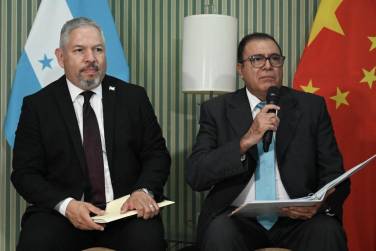 <i>El canciller hondureño, Eduardo Reina (izquierda), y el ministro de Desarrollo Económico, Fredis Cerrato (derecha), hablan durante una conferencia de prensa luego de asistir a la primera ronda de negociaciones para un Tratado de Libre Comercio con China en Tegucigalpa, el 7 de julio de 2023. China y Honduras iniciaron negociaciones el pasado martes con miras a concluir un Tratado de Libre Comercio (TLC) entre ambos países, tras la decisión de Tegucigalpa en marzo de establecer relaciones diplomáticas con Beijing, en perjuicio de Taipei.</i>