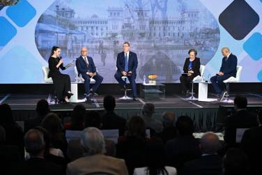 <i>El candidato presidencial guatemalteco del partido Semilla, Bernardo Arévalo (R), asiste a un foro -que se esperaba fuera un debate presidencial antes de que su rival en la segunda vuelta del 20 de agosto, Sandra Torres, anunciara que no podría asistir- en Guatemala Ciudad el 7 de agosto de 2023. (Foto de Johan ORDONEZ / AFP)</i>