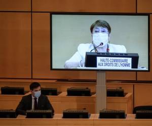 <i>FOTO ARCHIVO E&amp;N / La entonces Alta Comisionada de las Naciones Unidas para los Derechos Humanos, Michelle Bachelet, aparece en una pantalla gigante dirigiéndose a la inauguración del 44.º período de sesiones del Consejo de Derechos Humanos de la ONU el 30 de junio de 2020 en Ginebra. - (Foto de Fabrice COFFRINI / AFP)</i>