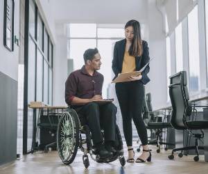 <i>De acuerdo con ManpowerGroup, reunir personas con diferentes experiencias, trayectorias, edades, géneros, culturas y formaciones enriquece la toma de decisiones y favorece la generación de ideas innovadoras. Edwin Tan / Getty Images</i>