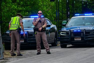 <i>Fotografía de archivo de oficiales de Policía a la entrada del centro de detención de migrantes 'Alligator Alcatraz', en Florida (Estados Unidos). EFE/ Giorgio Viera</i>