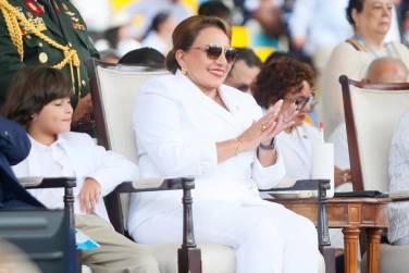 AME9835. TEGUCIGALPA (HONDURAS), 15/09/2025.- La presidenta de Honduras, Xiomara Castro, asiste a un desfile este lunes, en Tegucigalpa (Honduras). Castro dijo que la independencia, de la que su país está conmemorando 204 años, se defiende con dignidad y coraje. EFE/ STR