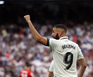 <i>El delantero francés del Real Madrid, Karim Benzema, celebra marcar un gol desde el punto de penalti durante el partido de fútbol de la liga española entre el Real Madrid CF y el Athletic Club de Bilbao en el estadio Santiago Bernabéu de Madrid el 4 de junio de 2023. (Foto de Pierre-Philippe MARCOU / AFP )</i>