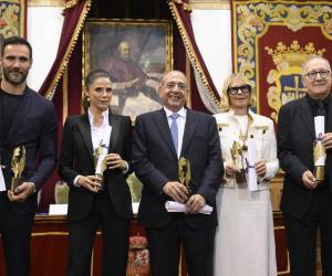 <i>El empresario Camilo Atala (centro de la foto) junto a los otros galardonados por ASICOM. De izquierda a derecha: el piragüista español Saúl Craviotto, la actriz colombiana Juana Acosta, la productora musical sueca Marie Ledin y el investigador argentino Carlos Alberto Scolari. (Foto: Eloy Alonso, EFE)</i>