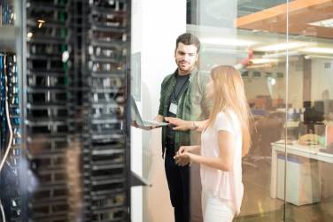 Actualizar a servidores más eficientes, implementar virtualización para consolidar cargas de trabajo y optimizar el uso del enfriamiento son acciones clave. Foto cortesía