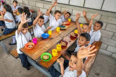 <i>El Gobierno anunció la transición hacia un modelo territorializado de alimentación escolar y la incorporación del vaso de leche a partir de 2027. Foto de cortesía</i>