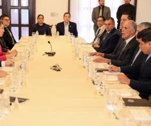 <i>El presidente de Honduras, Nasry Asfura sostuvo un encuentro en Casa Presidencial con la misión del FMI como parte del diálogo permanente para fortalecer la estabilidad macroeconómica del país. Foto de cortesía</i>