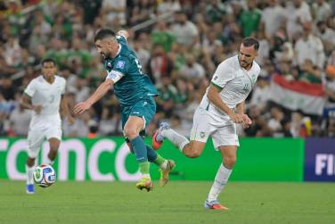 <i>Aymen Hussein (i) de Irak disputa el balón con Luis Haquim de Bolivia este martes, en un partido de repechaje para la Copa Mundial 2026 entre Irak y Bolivia en el estadio BBVA en Guadalupe (México). EFE/Miguel Sierra</i>