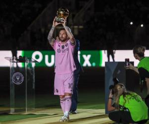 <i>El delantero argentino #10 del Inter Miami, Lionel Messi, sostiene su octavo trofeo del Balón de Oro antes de un partido amistoso de fútbol de la Major League Soccer (MLS) entre el Inter Miami CF y el New York City FC en el estadio DRV PNK en Fort Lauderdale, Florida, en noviembre. 10, 2023. FOTO CHRIS ARJOON / AFP</i>