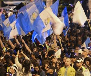 <i>Los partidarios del candidato presidencial guatemalteco por el partido Semilla, Bernardo Arévalo, celebran ganar la segunda vuelta de las elecciones presidenciales en la Ciudad de Guatemala el 20 de agosto de 2023. (Foto por Johan ORDONEZ / AFP)</i>