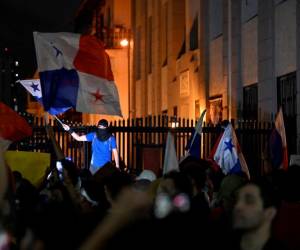 <i>Los manifestantes realizan una protesta contra el contrato gubernamental con la empresa minera canadiense First Quantum -y su filial Minera Panamá- en la ciudad de Panamá, Panamá, el 26 de octubre de 2023. (Foto de LUIS ACOSTA/AFP)</i>