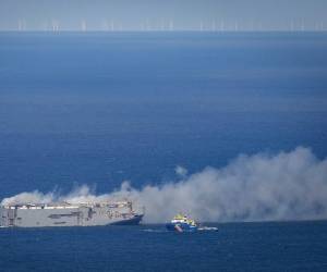 <i>El barco de guardacostas holandés (D) se acerca al buque de carga de transporte de automóviles registrado en Panamá Fremantle Highway en llamas frente a la costa de la isla de Ameland, en el norte de Holanda, el 26 de julio de 2023. (Foto de Jan Spoelstra / ANP / AFP) / Países Bajos FUERA</i>