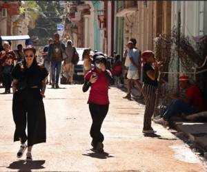 <i>El desgaste y la ansiedad por la crisis son elevados, y la escasez, la inflación y los apagones constantes atizan el descontento entre la población. (Foto: EFE)</i>