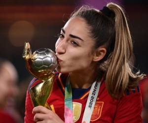 <i>La defensora española # 19 Olga Carmona besa el trofeo después de ganar el partido de fútbol final de la Copa Mundial Femenina de Australia y Nueva Zelanda 2023 entre España e Inglaterra en el Estadio Australia en Sydney el 20 de agosto de 2023. (Foto de FRANCK FIFE / AFP)</i>