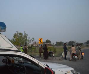 <i>La policía bloquea la carretera que lleva a un lugar donde se lanzaron misiles tras los ataques de India en Bahawalpur, provincia de Pujab, Pakistán, el 7 de mayo de 2025. EFE/EPA/FAISAL KAREEM</i>