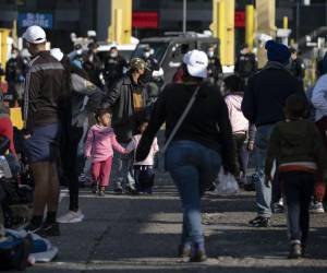 <i>Migrantes pasan en Tijuana, Baja California, Mexico on April 24, 2021. FOTO Guillermo Arias / AFP</i>