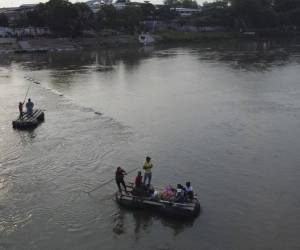 <i>En esta vista aérea, la gente usa balsas improvisadas para cruzar ilegalmente el río Suchiate desde Tecun Uman en Guatemala hasta Ciudad Hidalgo en el estado de Chiapas, México, el 17 de mayo de 2022. (Foto de Stringer / AFP)</i>