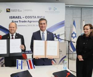 <i>El acuerdo lo rubricaron el ministro de Comercio Exterior de Costa Rica, Manuel Tovar, y el ministro israelí de Economía e Industria, Nir Barkat, en la sede de su Ministerio en Jerusalén. Foto de cortesía</i>