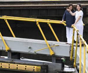 <i>La ministra de Relaciones Exteriores de Alemania, Annalena Baerbock (derecha), y el administrador adjunto del Canal de Panamá, Ilya Espino (izquierda), hacen un gesto durante una visita al canal en la Ciudad de Panamá el 9 de junio de 2023. (Foto de Luis ACOSTA / AFP)</i>