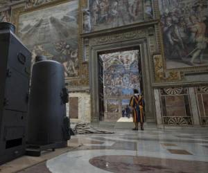 <i>Foto distribuida por el Vaticano que muestra la instalación de las estufas dentro de la Capilla Sixtina antes del Cónclave. EFE/EPA/VATICAN MEDIA HANDOUT USO EDITORIAL EXCLUSIVO/ NO VENTAS</i>