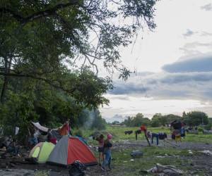 <i>FOTO. Migrantes descansan en el campamento de refugiados de Paso Canoas en Puntarenas, Costa Rica el 9 de agosto de 2023. Paso Canoas, el principal cruce fronterizo entre Panamá y Costa Rica, se ha convertido en una encrucijada para los migrantes: los que tienen dinero se quedan allí solo unas horas, y los que no ven su “sueño americano” convertirse en una “pesadilla”. (Foto por Ezequiel BECERRA / AFP)</i>
