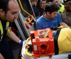 Los heridos fueron derivadas a centros asistenciales, algunos con fractura expuesta y otros con problemas de síndrome acústico por la explosión. (Fotos: Twitter)