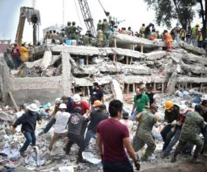 Rescatadores, bomberos, policías, soldados y voluntarios buscan sobrevivientes, un día después del terremoto en la Ciudad de México. AFP PHOTO / Yuri CORTEZ