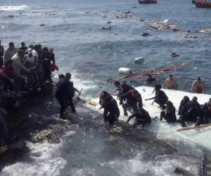 Naufragio de un velero frente a las costas de la isla griega de Rodas, en el sureste del mar Egeo. Ha sido un fin de semana trágico, a este hay que sumarle el impactante naufragio que se ha cobrado más de 700 vidas. (Foto: infobae.com).