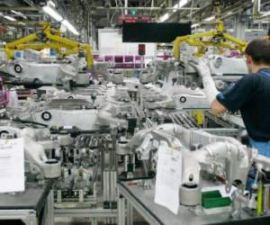 BMW employees work on rear suspensions at the plant of the German luxury carmaker in Dingolfing, southern Germany, on April 22, 2008. The plant produces some 1270 suspensions a day and employs 20,000 people. AFP PHOTO LENNART PREISS / AFP PHOTO / LENNART PREISS