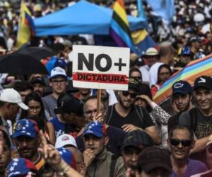 Activistas opositores marchan en diferentes ciudades de Venezuela pidiendo la renuncia del presidente Nicolás Maduro. Los choques de la Policía con los manifestantes han dejado 42 víctimas. Foto AFP