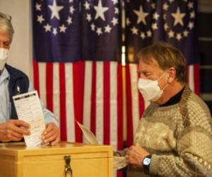 Los votantes en Dixville Notch, un poblado de 12 residentes en New Hampshire, realizaron su voto en la medianoche del 3 de noviembre con una elección unánime al demócrata Joe Biden. (Photo by Joseph Prezioso / AFP)