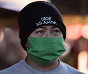 A man wears a protective face mask to prevent the spread of the new Coronavirus, at the Agriculture Market, in Tegucigalpa, on March 14, 2020. - Honduran government has prohibited citizens from Europe, China, Iran, and South Korea the entrance to the country. (Photo by ORLANDO SIERRA / AFP)